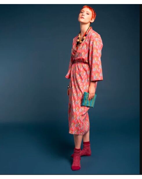 Glanzende koraalkleurige badjas met cambric