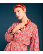 Glanzende koraalkleurige badjas met cambric