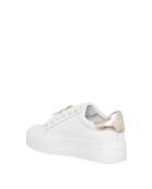 Violette Ledersneaker aus weißem Kalbsleder