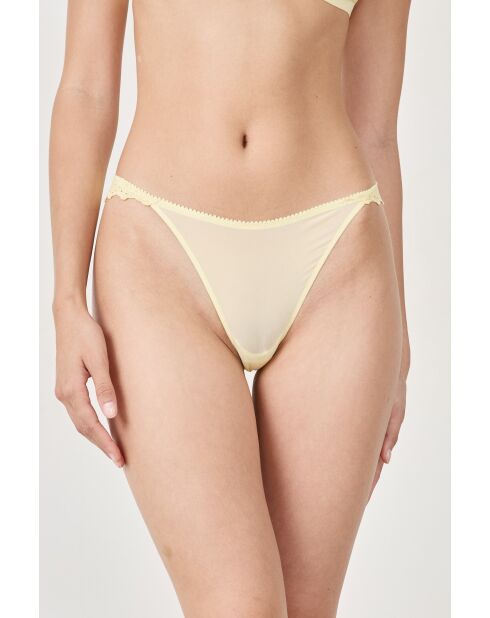 Muñeca de hilo amarillo acidulado