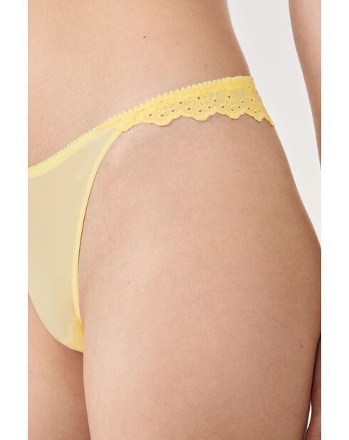 Muñeca de hilo amarillo acidulado