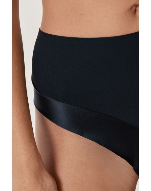 Pure Eclat schwarze Shorty