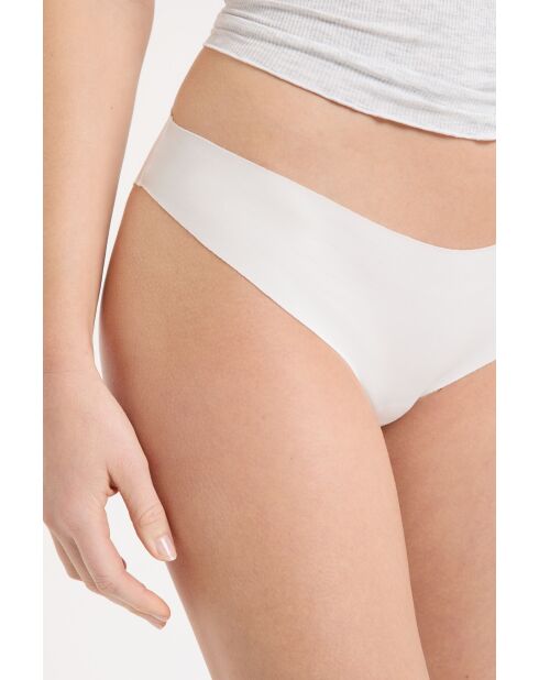 Unsichtbares weißes Höschen