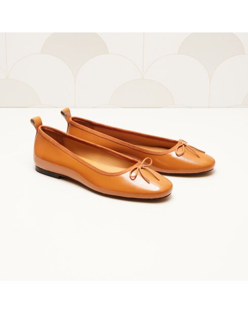 Ballerines en cuir verni Camille camel