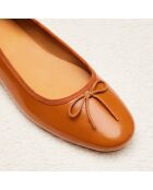 Ballerines en cuir verni Camille camel