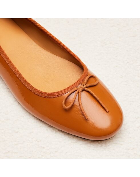 Ballerines en cuir verni Camille camel