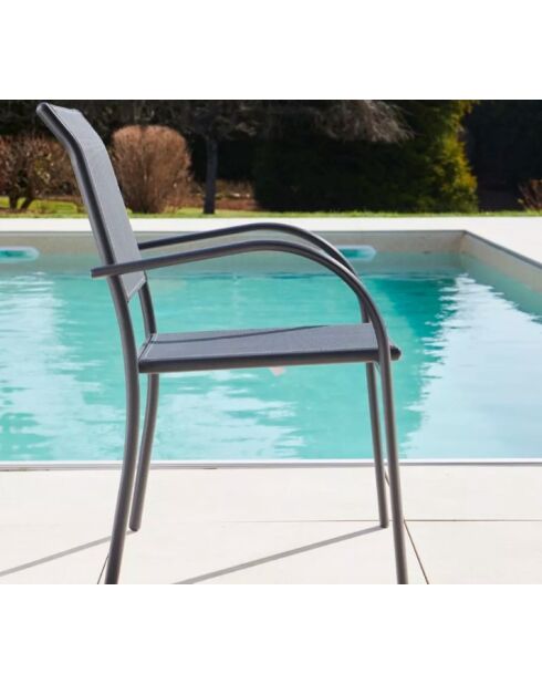 Essgruppe Honfleur XL aus Eichenholz: 1 Tisch und 2 Stühle Beziers in Anthrazit und Terrakotta