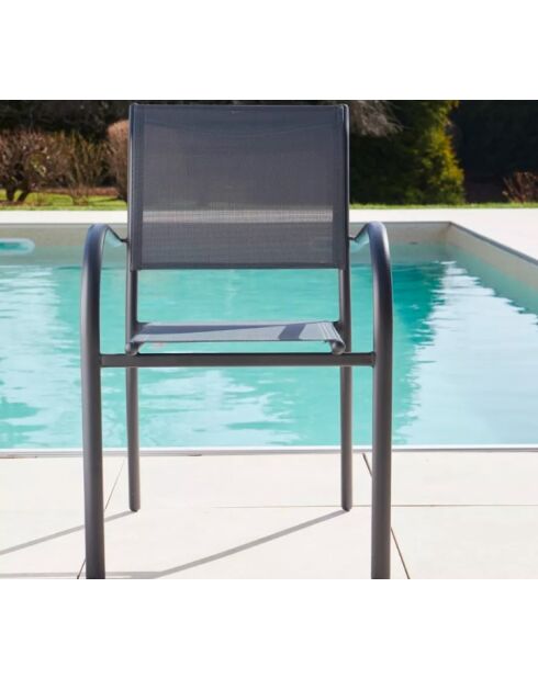 Essgruppe Honfleur XL aus Eichenholz: 1 Tisch und 2 anthrazitfarbene Stühle Beziers