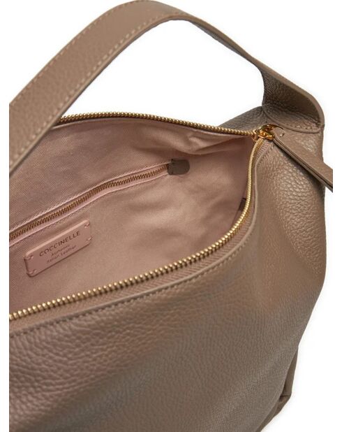 Bolso Oliver de piel granulada cálida de color topo - 30x27x17 cm