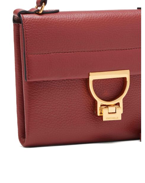 Bolso Arlettis de piel granulada color brandy - 21,5x15x2 cm