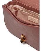 Bandolera Dew de piel granulada color brandy - 27x20x7,5 cm