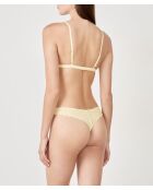 Muñeca de hilo amarillo acidulado