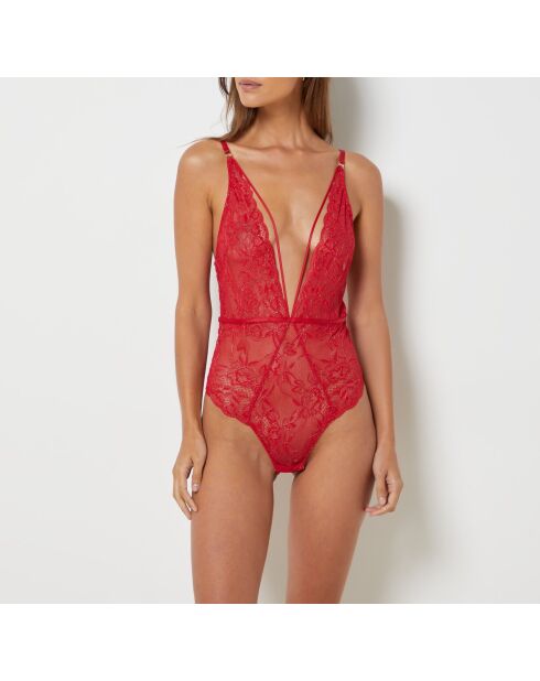Betoverende rode bodysuit uit één stuk zonder beugel