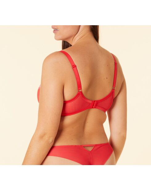 Curieuse rode bh met beugel nr. 9