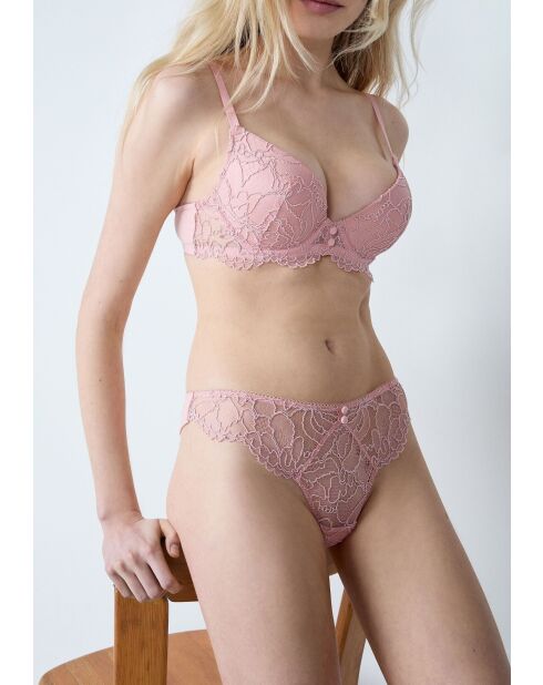 Tanga rosa con forma de corazón en polvo