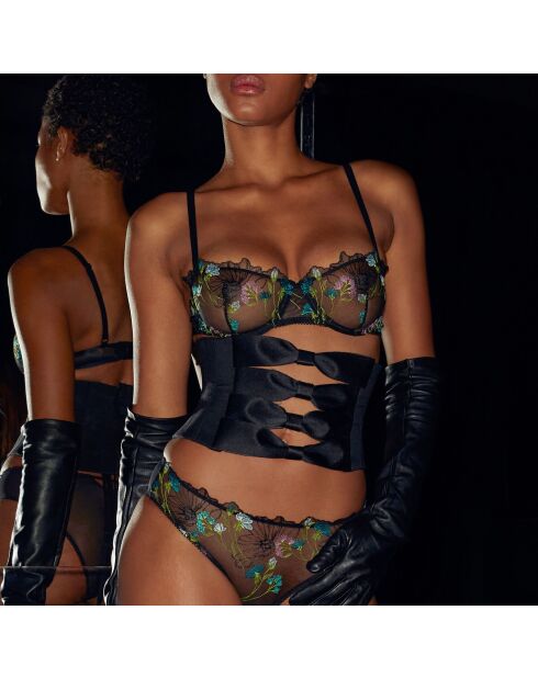 Zwarte beugelbeha voor in de tuin