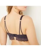 Kunstzinnige beugelbeha nr. 7 met blauwe bessen