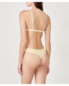 Muñeca de hilo amarillo acidulado