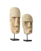 Le Masque De Cowrie Sur Pied M - 17x10x40 cm