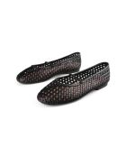 Schwarze Lederballeriness am Sonntagmorgen