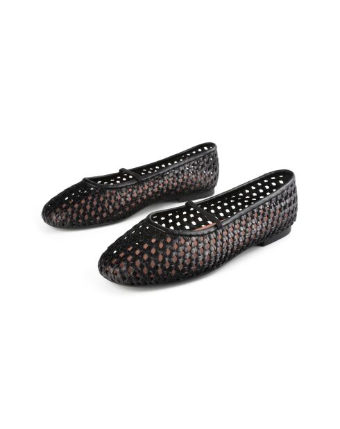 Zwarte leren ballerines op zondagochtend