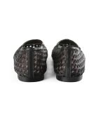 Schwarze Lederballeriness am Sonntagmorgen