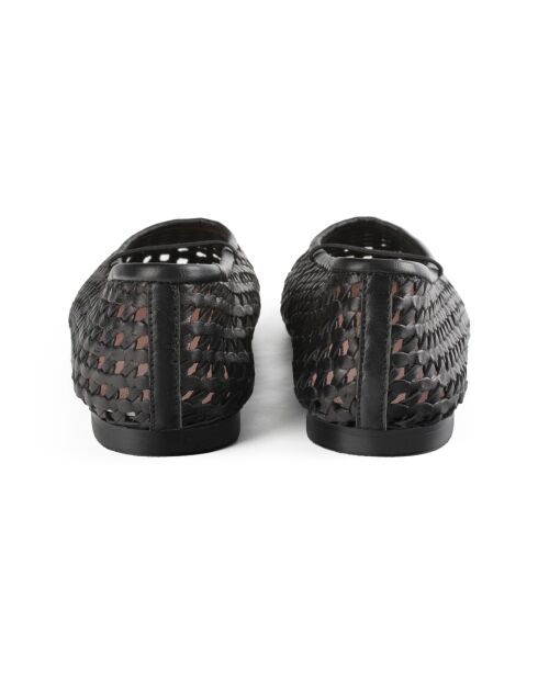 Zwarte leren ballerines op zondagochtend