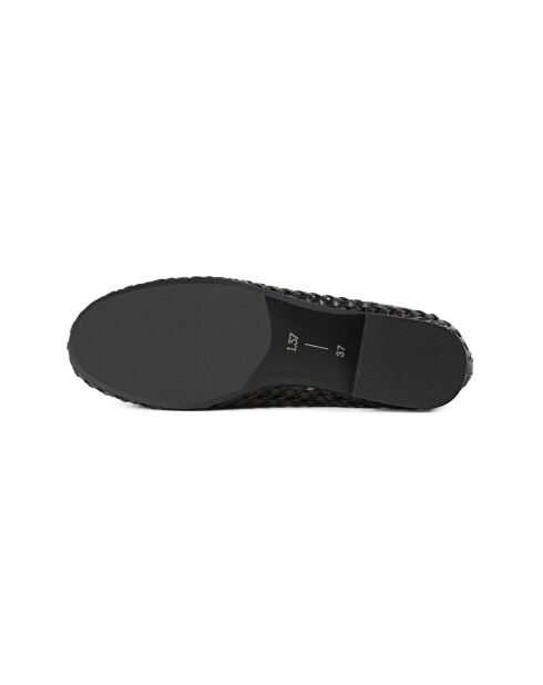 Zwarte leren ballerines op zondagochtend