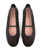 Schwarze Lederballeriness am Sonntagmorgen