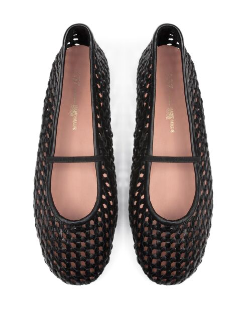 Zwarte leren ballerines op zondagochtend