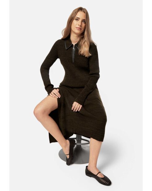 Schwarze Lederballeriness am Sonntagmorgen