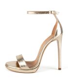 Sandali in pelle lucida dorata