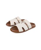 Witte leren muiltjes over de streep