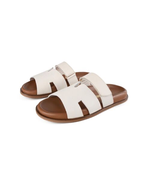 Witte leren muiltjes over de streep