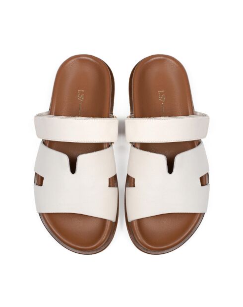 Witte leren muiltjes over de streep