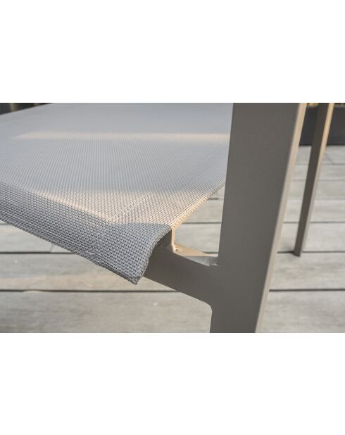 ZAHARA Stapelbarer Gartensessel aus Aluminium und taupefarbenem Textilen, 103 x 62 x 100 cm