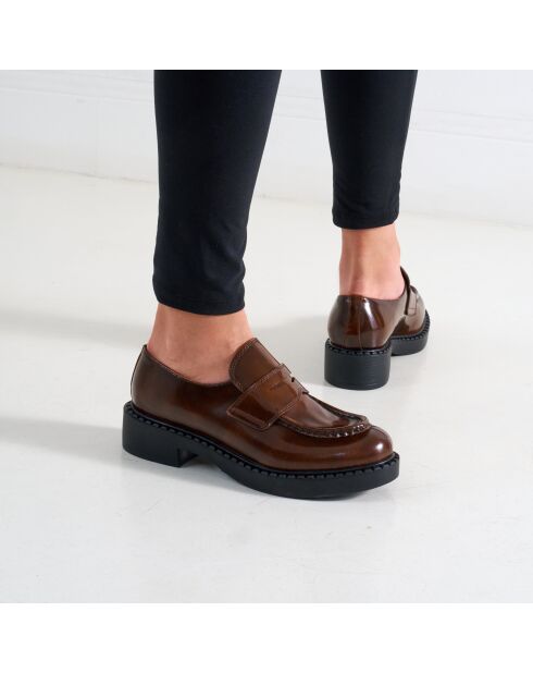 Bruine leren instappers met baret Cleo