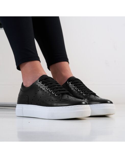 Baskets à bout en cuir ailé Isia noires