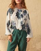 Romantica blouse met Indiase bloemenprint in maravoile-blauwe combinatie