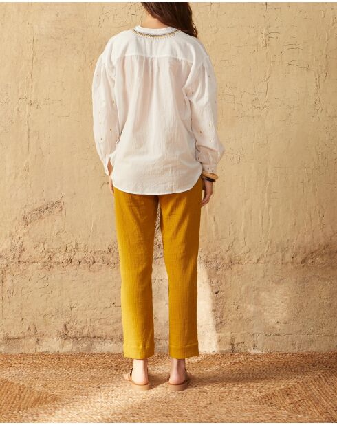 Goudkleurige blouse met Matriochka-patroon in maravoile-witte combinatie