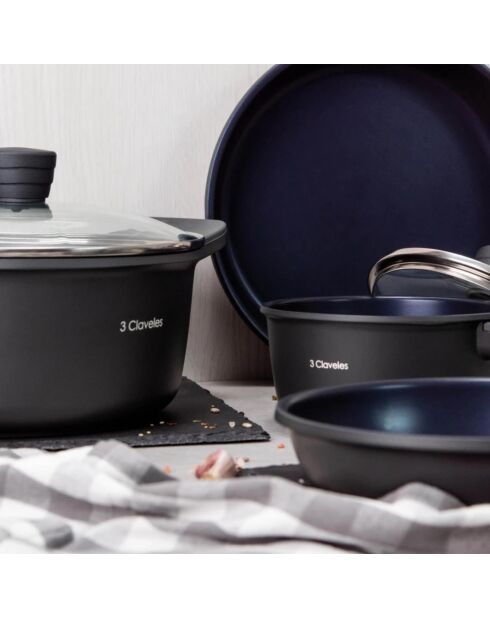 Set van 3 zwarte stoofschotels en 1 braadpan