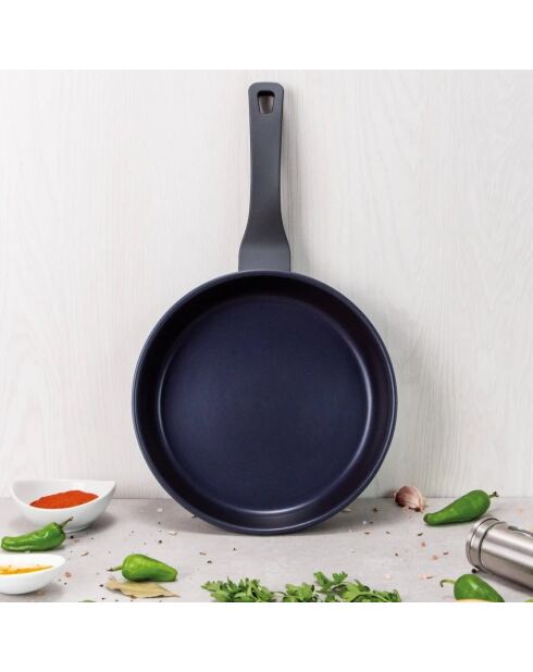 Set van 3 potten + deksels + een steelpan + pannen + zwarte grillpan