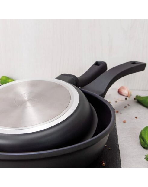 Set van 3 potten + deksels + een steelpan + pannen + zwarte grillpan