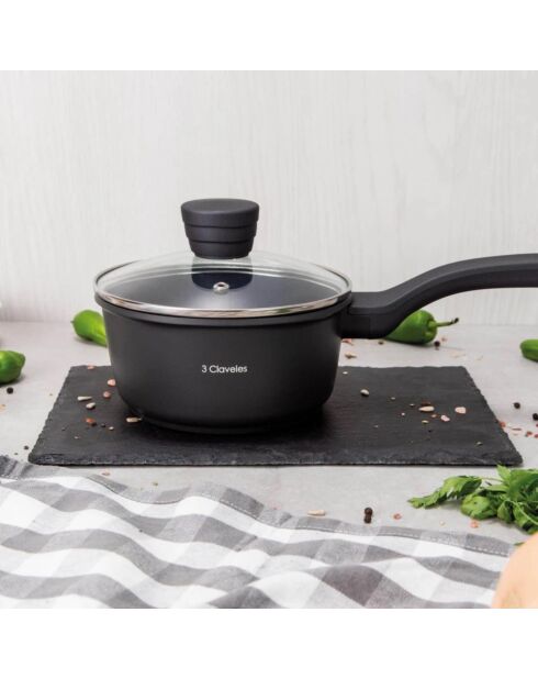 Set van 3 potten + deksels + een steelpan + pannen + zwarte grillpan