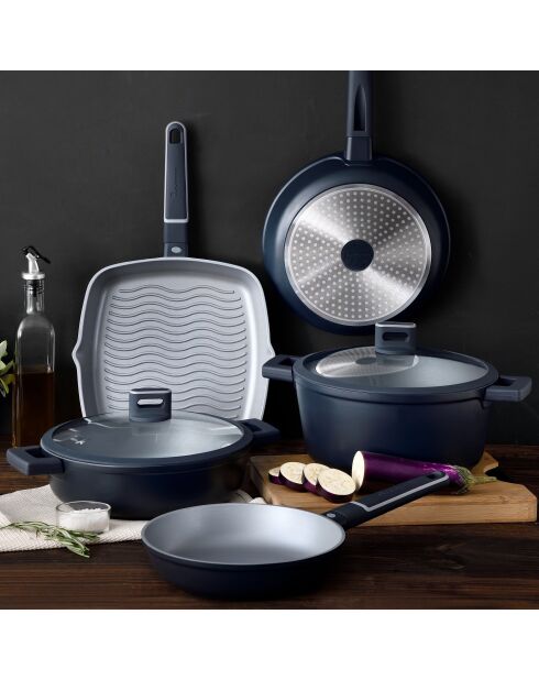 Cazuela MasterPro de color gris índigo con tapa de inducción, diámetro 28 x 13 cm