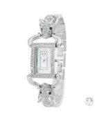 Elegant horloge versierd met glinsterende zilveren kristallen