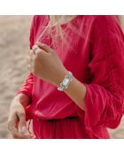 Elegant horloge versierd met glinsterende zilveren kristallen