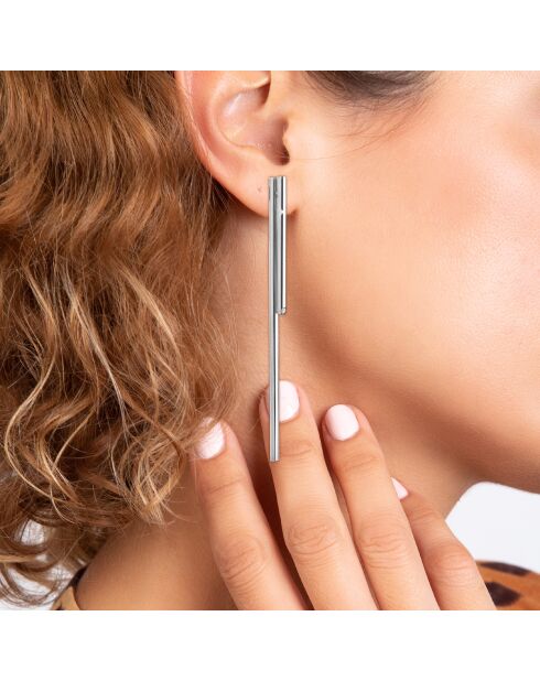 Orecchini decorati con un vero diamante in argento