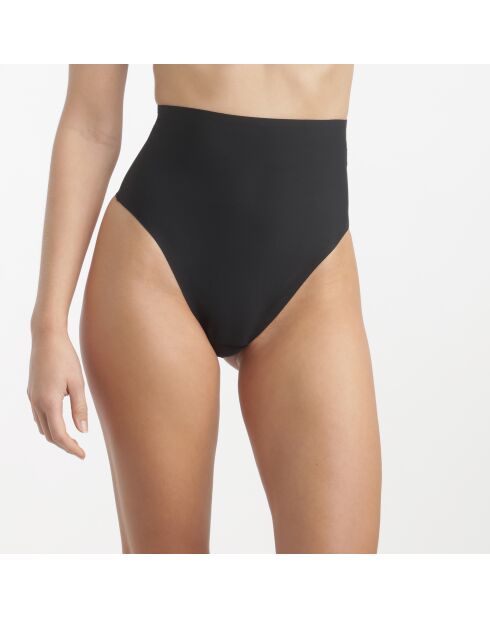 Unsichtbarer schwarzer Tanga