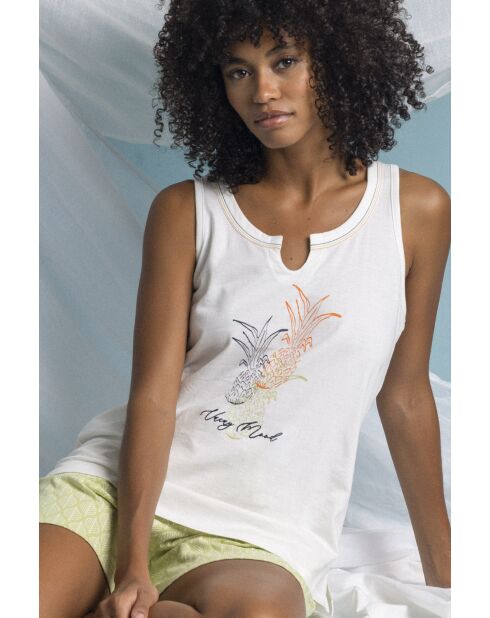 Pijama de manga corta, ambiente vacacional de color verde hoja